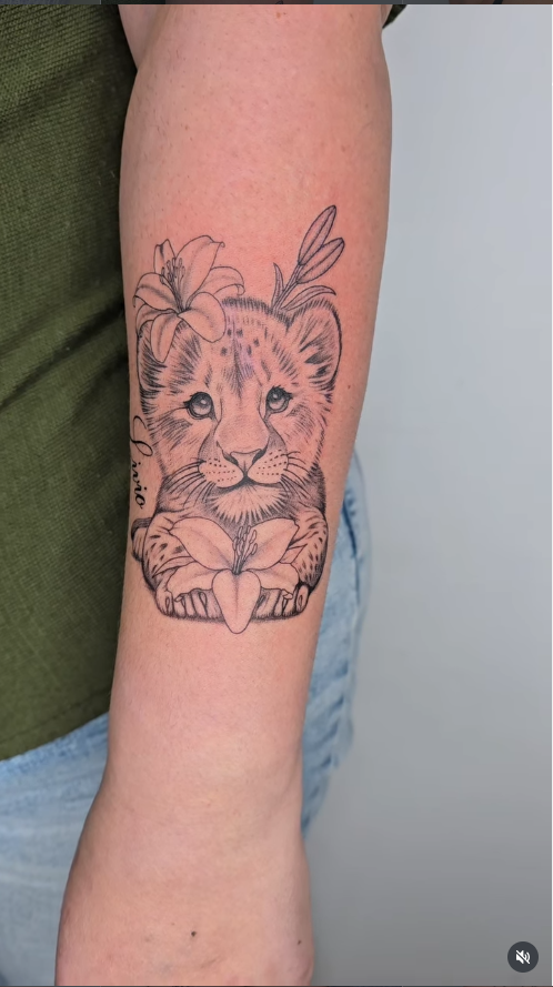 Lion fine line